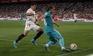 Marcos Acuña y Luka Modric.