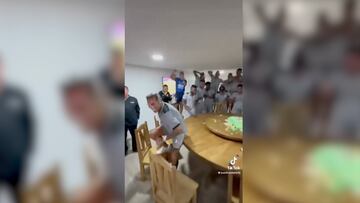 Con sus compañeros de club anticiparon el festejo con un ambiente lleno de alegría.