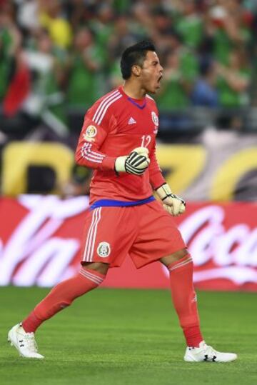 Titular del Toluca y Mundialista en 2014. Jugó un partido en la Copa América Centenario como inicial.