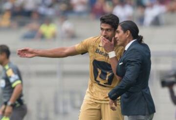 Photo during the match Pumas vs Leon, Corresponding 3 round of Aperture Tournament League BBVA Bancomer MX 2016 at Olympic Satdium.
Foto durante el partio Pumas vs Leon correspondiente a la Jornada 3 del Torneo Apertura 2016 de la Liga BBVA Bancomer MX en el Estadio Olimpico, en la foto: Francisco Palencia da indicaciones a Eduardo Herrera de Pumas
31/07/2016/MEXSPORT/David Leah.