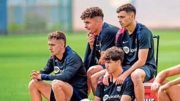 Casadó, Sergi Domínguez, Pedri y Cubarsí, en el entrenamiento de ayer.