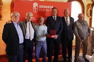 García Amado (cuarto por la izquierda) y los abonados con 50 años de antiguedad