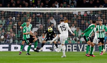 Lanzamiento de Federico Valverde que Claudio Bravo desvía a saque de esquina.