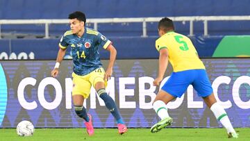 Luis Díaz y Casemiro durante el partido entre Brasil y Colombia por la fase de grupos de la Copa América Brasil 2021.