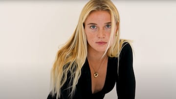 La surfista Noah Klapp con un lienzo en blanco de fondo.