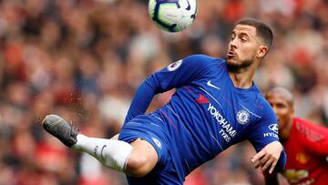 Eden Hazard controla un balón durante el partido de Premier League entre el Chelsea y el Manchester United.