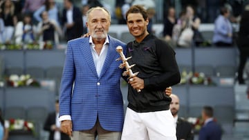 Rafa Nadal posa junto a Ion Tiriac con el trofeo de ganador del cuadro masculino del Mutua Madrid Open. El magnate rumano ha decidido no entregar el galard&oacute;n en el cuadro femenino en pr&oacute;ximas ediciones.