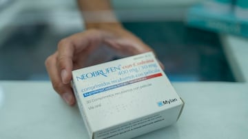 DVD1127
Sevilla/03-10-2022: Una farmacéutica sostiene una caja de Neobrufe, un medicamento que combina ibuprofeno con codeína.
FOTO: PACO PUENTES