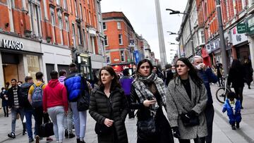People not wearing masks walk in the city center, as the coronavirus disease (COVID-19) restrictions begin to ease, in Dublin, Ireland January 22, 2022. REUTERS/Clodagh Kilcoyne