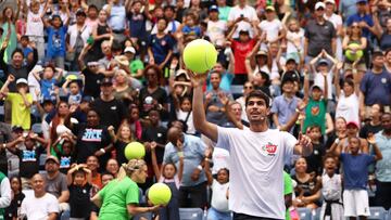 Carlos Alcaraz junto a varios aficionados en el US Open.