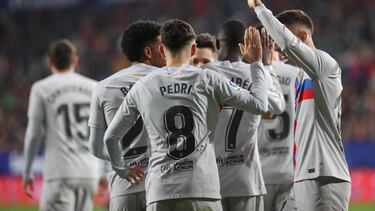 Los jugadores del Barcelona celebran la victoria ante Osasuna.