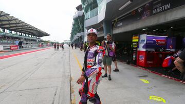 Martín en el pit lane de Sepang.