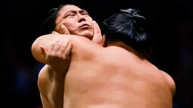 Wakatakakage en acción contra Tamawashi durante el decimoctavo combate.