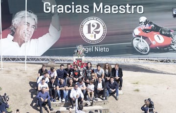 La familia y amigos emocionados con el homenaje.