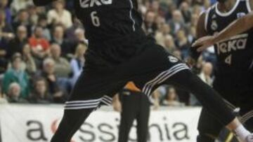 Andrés Nocioni ante el Manresa.