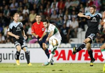 El centrocampista del Elche Víctor Rodríguez dispra a puerta ante la oposición de Sergi Gómez, del Celta de Vigo, durante el partido de la sexta jornada de Liga de Primera División que se disputa esta noche en el Estadio Martínez Valero, en Elche.