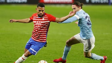 Yangel Herrera, disputando un balón con Holsgrove.