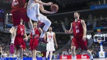 Luka Doncic, parado en falta por el alemán Benzing.