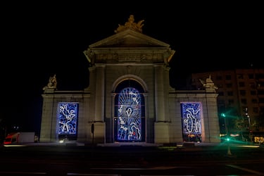 Madrid ilumina sus calles con más de 13 millones de luces LED en 240 puntos de la ciudad, destacando un árbol de 37 metros en Sol, un túnel luminoso en Gran Vía y un ángel gigante de 18 metros en Colón.