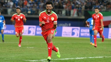 Kuwait (Kuwait), 25/12/2017.- Oman Player Ahmed Mubarak Al Mahaijri celebrates after scoring during the Gulf Cup of Nations soccer match between Kuwait and Oman at Jaber Al-Ahmad International Stadium, Kuwait City, Kuwait, 25 December 2017. EFE/EPA/NOUFAL