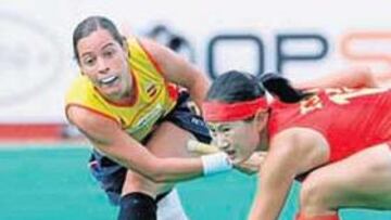 <b>MUY DISPUTADO. </b>Bárbara Malda intenta arrebatar la bola a la china Zhen Sun.