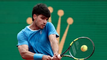 Carlos Alcaraz ataca la bola de revés.