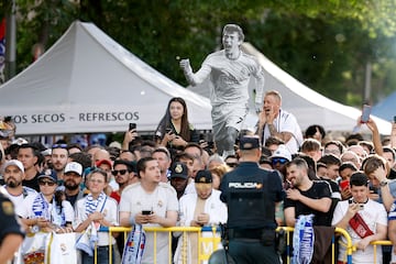 Cientos de seguidores se concentraron para recibir el autobús del Real Madrid antes del partido contra el Manchester City.