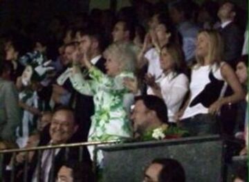 La Duquesa de Alba celebrando un gol en aquella final en el Vicente Calderón