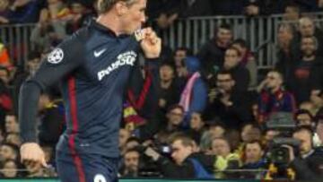 Fernando Torres celebra el gol contra el Barcelona besando el escudo.