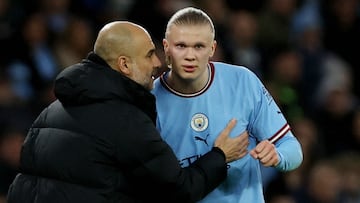 Pep Guardiola, entrenador del Manchester City, da instrucciones a Erling Haaland durante un partido.