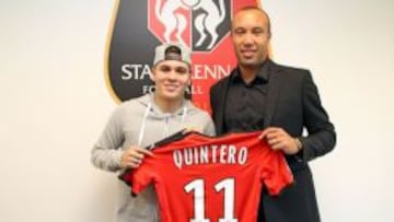 El colombiano junto a Silvestre, hist&oacute;rico jugador del Rennais. 