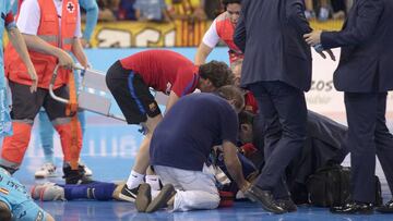 Los m&eacute;dicos atienden a Ferrao tras quedarse inconsciente tras un golpe durante el tercer partido de la Final de la LNFS entre el F.C.Barcelona y el Movistar Inter.