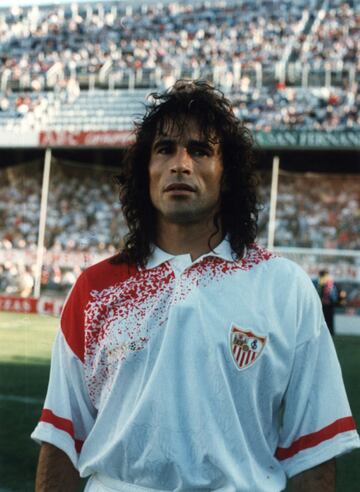 Jugó con el Sevilla desde 1988 a 1996