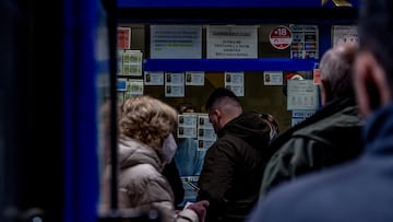 Gente comprando lotería para el Sorteo Extraordinario de ‘El Niño’, a 29 de diciembre de 2029, en Madrid (España). El Sorteo de la Lotería del Niño se celebra en el Salón de Loterías y Apuestas del Estado mediante un sistema de bombos múltiples. Cuenta con una emisión de 55 series de 100.000 billetes cada una, que alcanza los 1.100 millones de euros, destinando el 70\%, es decir, 770 millones de euros, a premios.
Ricardo Rubio / Europa Press
29/12/2025