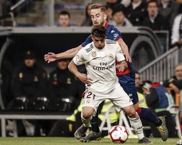 Brahim, ante Pulido en el 3-2 al Huesca.