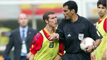 Iv&aacute;n Helguera reclama a Al Ghandour por su arbitraje en los cuartos de final del Mundial de 2002 entre Espa&ntilde;a y Corea del Sur.