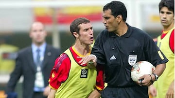 Iván Helguera reclama a Al Ghandour por su arbitraje en los cuartos de final del Mundial de 2002 entre España y Corea del Sur.