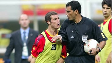 Iv&aacute;n Helguera reclama a Al Ghandour por su arbitraje en los cuartos de final del Mundial de 2002 entre Espa&ntilde;a y Corea del Sur.