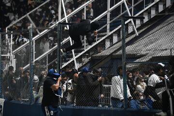 El partido se tuvo que detener a los nueve minutos de juego por graves incidentes tanto dentro como fuera del estadio. Hinchas del Lobo que quedaron afuera se enfrentaron con la policía, que reprimió de manera abrupta.  El humo de los gases lacrimógenos ingresó al estadio