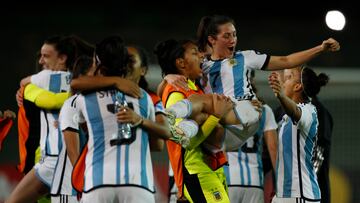 AMDEP4288. ARMENIA (COLOMBIA), 21/07/2022.- Jugadoras de Argentina celebran al final hoy, de un partido del grupo B de la Copa América Femenina entre Venezuela y Argentina en el estadio Centenario en Armenia (Colombia). EFE/Luis Eduardo Noriega A.