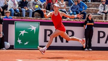 La espa&ntilde;ola Garbi&ntilde;e Muguruza devuelve la bola a la paraguaya Montserrat Gonz&aacute;lez en partido de la eliminatoria entre Espa&ntilde;a y Paraguay de Copa Federaci&oacute;n de Tenis que se disputa en La Manga (Murcia).