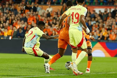 0-1. Recuperación de España al borde del área de Países Bajos, Pedri asiste a Nico Williams que se gira sobre su marcador y suelta un disparo con la izquierda para batir a Bart Verbruggen.