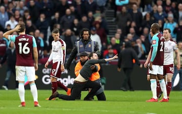 Angelo Ogbonna se encaró con un jugar del West Ham United en la derrota ante el Burnley.