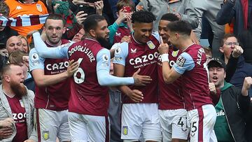 Los jugadores del Aston Villa celebran un gol contra el Newcastle.