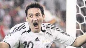 <b>DECISIVO. </b>Neuville marcó el gol que dio la victoria a Alemania.