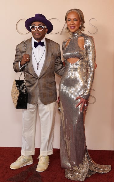 Spike Lee y Tonya Lewis Lee posan en la alfombra roja del Dolby Theatre.