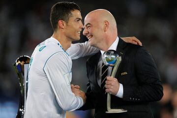 Infantino hace entrega del Bal¨®n de Plata a Cristiano Ronaldo.