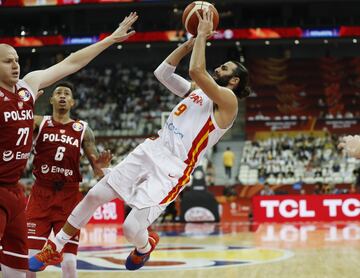 Ricky Rubio en acción defendido por Damian Kulig.