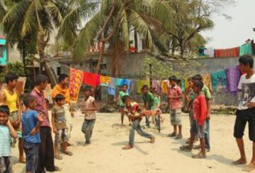 Los niños juegan al criquet en los suburbios de Dhaka durante la ICC World Twenty20 Bangladesh 2014