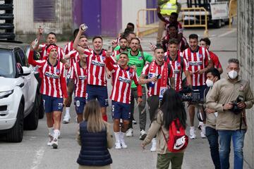 Los jugadores del Atlético de Madrid salen al exterior de Zorrilla para celebrar el título de Liga con los seguidores que se habían desplazado 